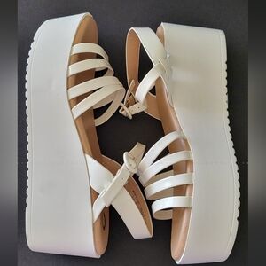 White Platform Strapy Sandals. 8.5 (M) Tru Comfortfoam. NWB
